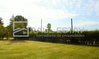 Vendemos terreno con piscina y jardines en Curimón