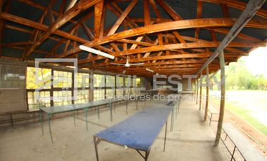 Vendemos terreno con piscina y jardines en Curimón
