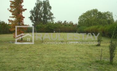 Vendemos terreno con piscina y jardines en Curimón