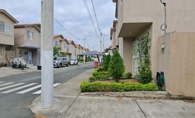 Alquiler  de casa de dos pisos  en Urbanizacion Villa Bonita , norte de Guayaquil.