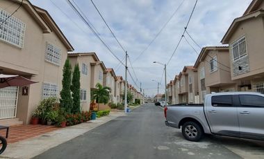 Alquiler  de casa de dos pisos  en Urbanizacion Villa Bonita , norte de Guayaquil.