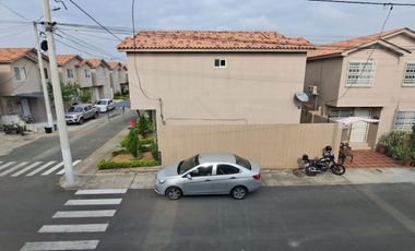 Alquiler  de casa de dos pisos  en Urbanizacion Villa Bonita , norte de Guayaquil.