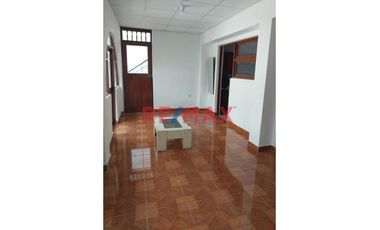 Hermosa Casa Urb. Los Pinos. Chimbote ID 1089416