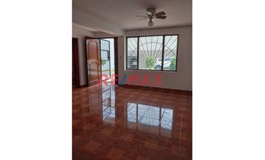 Hermosa Casa Urb. Los Pinos. Chimbote ID 1089416