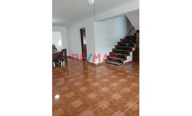 Hermosa Casa Urb. Los Pinos. Chimbote ID 1089416