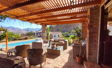 Se vende hermosa casa en Curacavi centro.