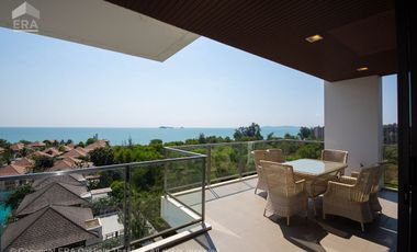 Luxurious and spacious corner apartment with fantastic sea views.