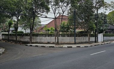 RUMAH di Jl MARTIMBANG, KEBAYORAN BARU, JAKSEL, DEPAN TAMAN