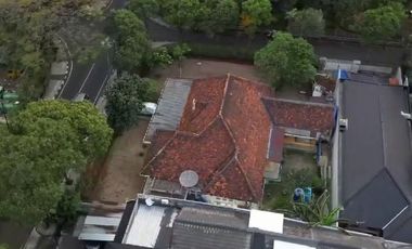 RUMAH di Jl MARTIMBANG, KEBAYORAN BARU, JAKSEL, DEPAN TAMAN
