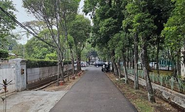 RUMAH di Jl MARTIMBANG, KEBAYORAN BARU, JAKSEL, DEPAN TAMAN