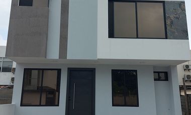En Machala de Venta Hermosa Casa de 3 Dormitorios en Urbanización Privada