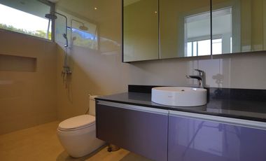 Modern Luxurious 5 bed Villa with a View