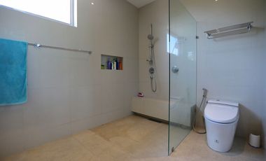 Modern Luxurious 5 bed Villa with a View