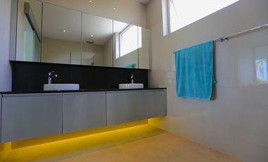 Modern Luxurious 5 bed Villa with a View