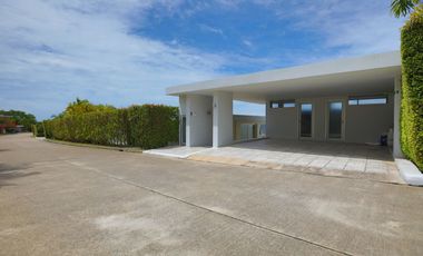 Modern Luxurious 5 bed Villa with a View