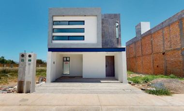 Casa en Venta en Privada Punta Diamante con Doble Altura