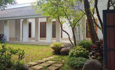947 sqm lot with bungalow in Ayala Alabang near Alabang Golf & Country Club