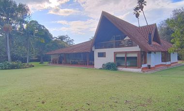 Countryhome on Double Lot in Residential Community - Llanogrande