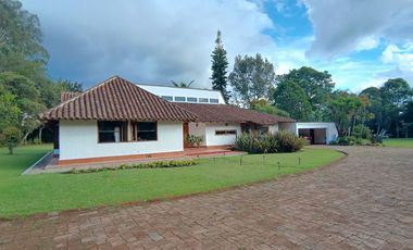 Countryhome on Double Lot in Residential Community - Llanogrande