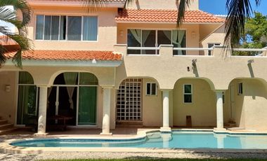 Hermosa casa con piscina en residencial de Puerto Aventuras, 3 minutos al mar
