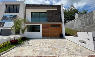 CASA NUEVA EN VENTA CON RECÁMARA EN PLANTA BAJA EN VENTA FRACC. PRADERAS ALTOZANO JUNTO A CLUB DE GOLF ALTOZANO
