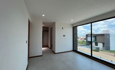 CASA NUEVA EN VENTA CON RECÁMARA EN PLANTA BAJA EN VENTA FRACC. PRADERAS ALTOZANO JUNTO A CLUB DE GOLF ALTOZANO