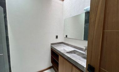 CASA NUEVA EN VENTA CON RECÁMARA EN PLANTA BAJA EN VENTA FRACC. PRADERAS ALTOZANO JUNTO A CLUB DE GOLF ALTOZANO