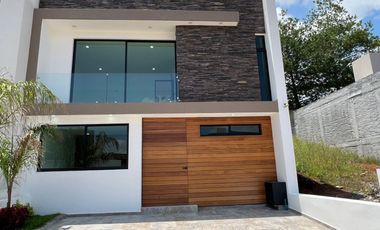 CASA NUEVA EN VENTA CON RECÁMARA EN PLANTA BAJA EN VENTA FRACC. PRADERAS ALTOZANO JUNTO A CLUB DE GOLF ALTOZANO