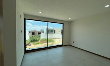 CASA NUEVA EN VENTA CON RECÁMARA EN PLANTA BAJA EN VENTA FRACC. PRADERAS ALTOZANO JUNTO A CLUB DE GOLF ALTOZANO