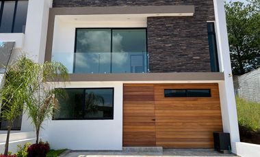 CASA NUEVA EN VENTA CON RECÁMARA EN PLANTA BAJA EN VENTA FRACC. PRADERAS ALTOZANO JUNTO A CLUB DE GOLF ALTOZANO