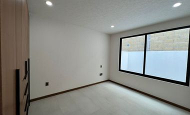 CASA NUEVA EN VENTA CON RECÁMARA EN PLANTA BAJA EN VENTA FRACC. PRADERAS ALTOZANO JUNTO A CLUB DE GOLF ALTOZANO