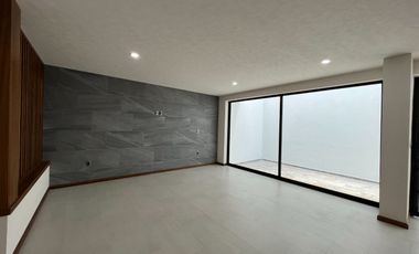 CASA NUEVA EN VENTA CON RECÁMARA EN PLANTA BAJA EN VENTA FRACC. PRADERAS ALTOZANO JUNTO A CLUB DE GOLF ALTOZANO