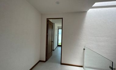 CASA NUEVA EN VENTA CON RECÁMARA EN PLANTA BAJA EN VENTA FRACC. PRADERAS ALTOZANO JUNTO A CLUB DE GOLF ALTOZANO