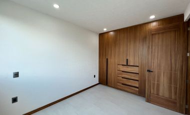 CASA NUEVA EN VENTA CON RECÁMARA EN PLANTA BAJA EN VENTA FRACC. PRADERAS ALTOZANO JUNTO A CLUB DE GOLF ALTOZANO