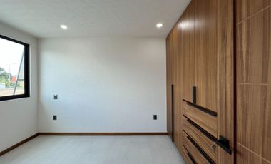 CASA NUEVA EN VENTA CON RECÁMARA EN PLANTA BAJA EN VENTA FRACC. PRADERAS ALTOZANO JUNTO A CLUB DE GOLF ALTOZANO