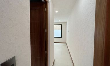 CASA NUEVA EN VENTA CON RECÁMARA EN PLANTA BAJA EN VENTA FRACC. PRADERAS ALTOZANO JUNTO A CLUB DE GOLF ALTOZANO