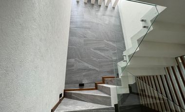 CASA NUEVA EN VENTA CON RECÁMARA EN PLANTA BAJA EN VENTA FRACC. PRADERAS ALTOZANO JUNTO A CLUB DE GOLF ALTOZANO