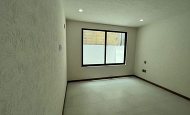 CASA NUEVA EN VENTA CON RECÁMARA EN PLANTA BAJA EN VENTA FRACC. PRADERAS ALTOZANO JUNTO A CLUB DE GOLF ALTOZANO