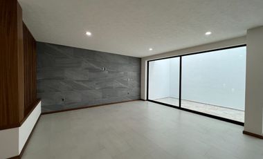 CASA NUEVA EN VENTA CON RECÁMARA EN PLANTA BAJA EN VENTA FRACC. PRADERAS ALTOZANO JUNTO A CLUB DE GOLF ALTOZANO