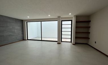 CASA NUEVA EN VENTA CON RECÁMARA EN PLANTA BAJA EN VENTA FRACC. PRADERAS ALTOZANO JUNTO A CLUB DE GOLF ALTOZANO
