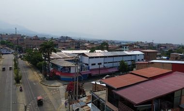 Ubicación estratégica en la Av. Alfonso Ugarte, importante arteria de Tarapoto con alto tránsito peatonal y vehicular. ¡Ver mapa!