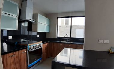 Casa en Venta nueva con roof garden en coto en Solares en Zapopan