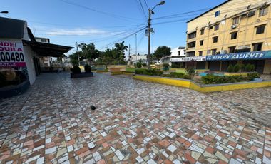 En alquiler local comercial en Albocentro 5 frente a Fybeca de la alborada