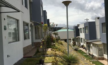 VENDO CASA en Urbanización Paseos del Pichincha, Pinar Alto, Norte Quito