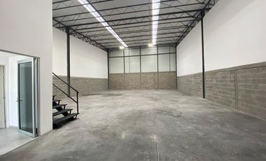 Bodega en Renta en parque a un lado de la Toyota