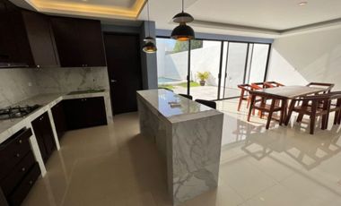 Casa con balcón, jardín y alberca privada, Repobladores, venta, Cozumel.