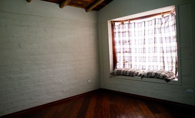 CASA  3 DORMITORIOS ESTILO RÚSTICA REMODELADA, PATIO/JARDIN GRANDE SECTOR EL EDÉN, CENTRO NORTE