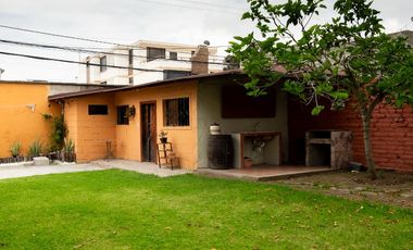 CASA  3 DORMITORIOS ESTILO RÚSTICA REMODELADA, PATIO/JARDIN GRANDE SECTOR EL EDÉN, CENTRO NORTE