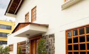 CASA  3 DORMITORIOS ESTILO RÚSTICA REMODELADA, PATIO/JARDIN GRANDE SECTOR EL EDÉN, CENTRO NORTE