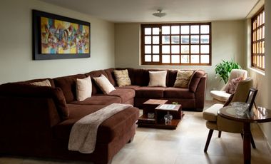 CASA  3 DORMITORIOS ESTILO RÚSTICA REMODELADA, PATIO/JARDIN GRANDE SECTOR EL EDÉN, CENTRO NORTE
